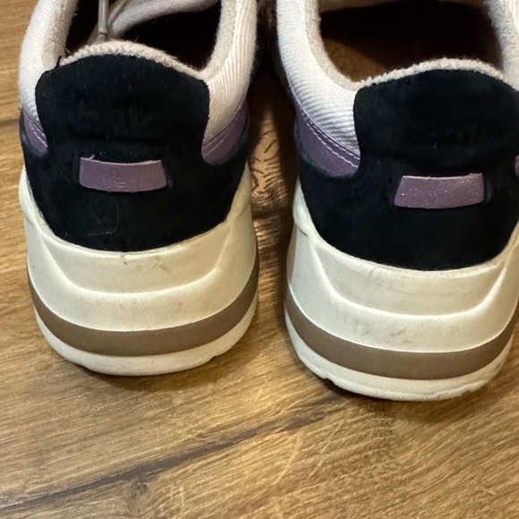 Gola Women’s Sneakers in Beige and Navy - Picture 4 of 10